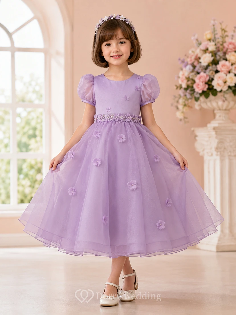 Bezauberndes, teelanges A-Linien-Kleid aus Organza mit Puffärmeln und floralem Lavendelmuster für Blumenmädchen und Garten