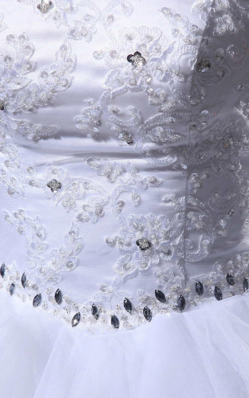 Robe courte bustier arrivant au genou, ornée de perles et de volants view 4