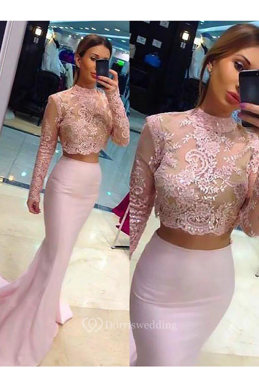 Vestido de dos piezas estilo sirena con cuello alto, encaje satinado y mangas largas con cremallera.