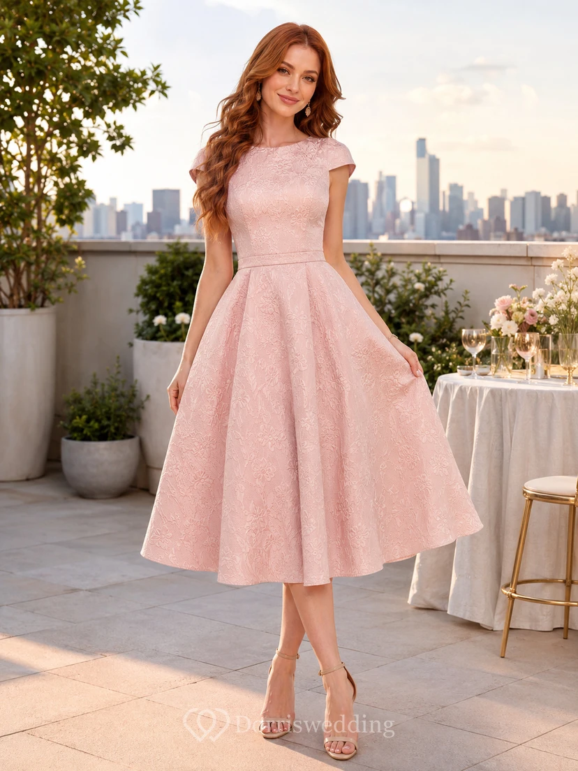 Vestido de cóctel de satén color rosa empolvado, sin tirantes, largo hasta la rodilla y corte en A.