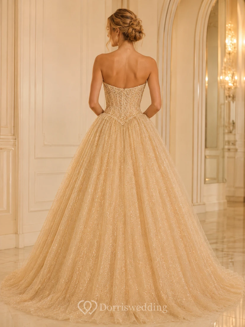 Vestido de princesa de quinceañera de lujo color champán, sin tirantes, con escote corazón, bordados y tul brillante. view 2