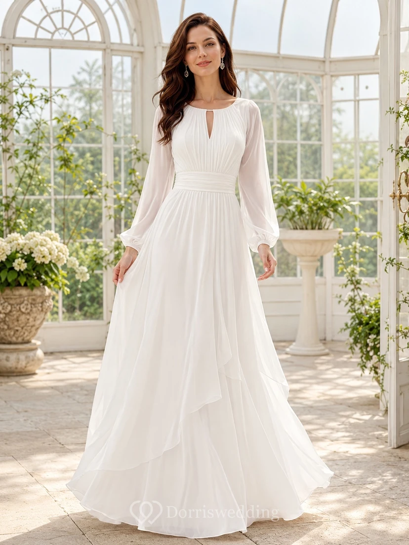 Robe de soirée romantique en mousseline ivoire à manches longues style bateau, coupe trapèze et manches longues.