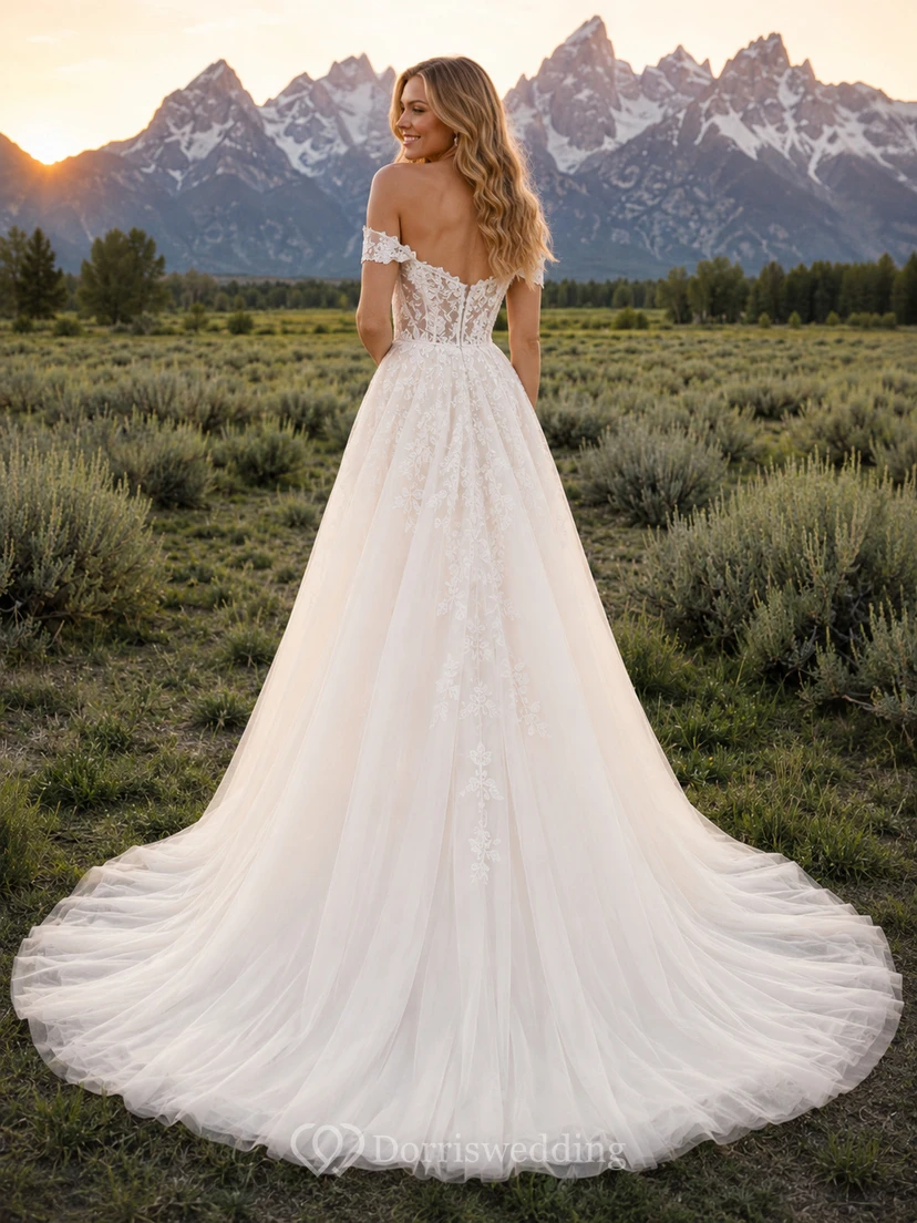 Robe de mariée champêtre en dentelle, corset à épaules dénudées, tulle et jupe trapèze avec traîne chapelle view 2
