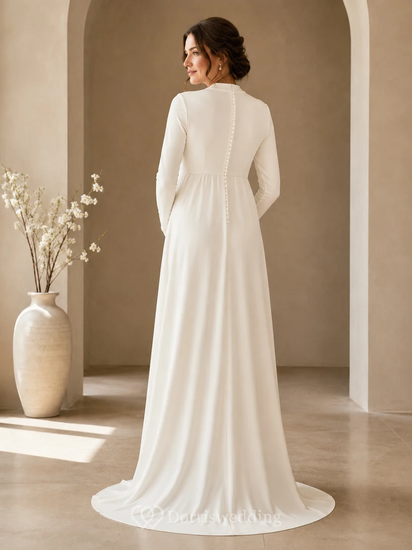 Robe de mariée fourreau empire en satin, simple et modeste, col montant, manches longues, longueur au sol, style empire, en satin, pour une maternité sobre et élégante. view 2