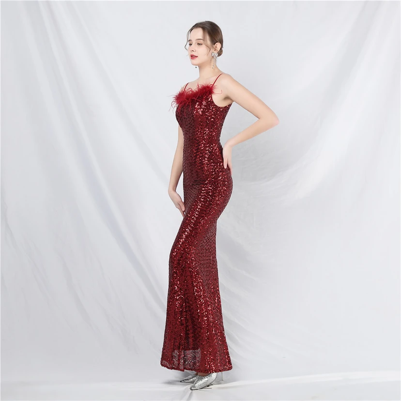 Robe de soirée de luxe ornée de plumes d'autruche et de sequins, idéale pour un banquet. view 28