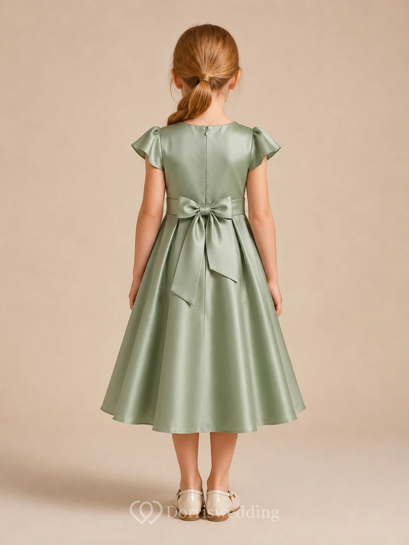 Vestido de niña de las flores, color verde salvia, corte en A, manga corta, cuello joya, largo midi, detalle de lazo. view 2