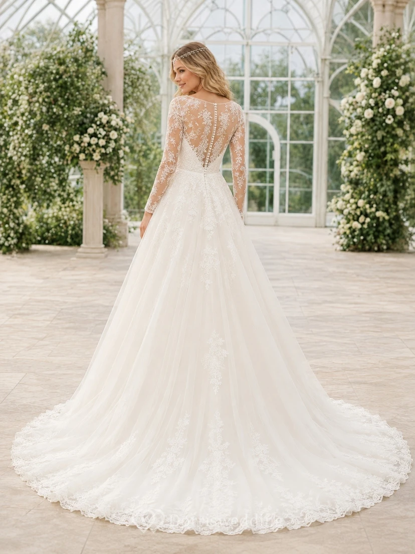 Vestido de novia de encaje con cola larga y corte en A view 2