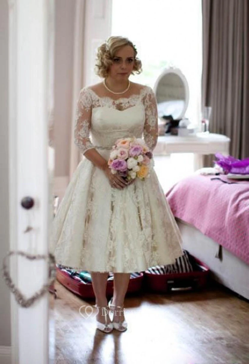 Vestido de novia de talla grande con encaje, escote redondo, mangas tres cuartos y largo hasta la rodilla.