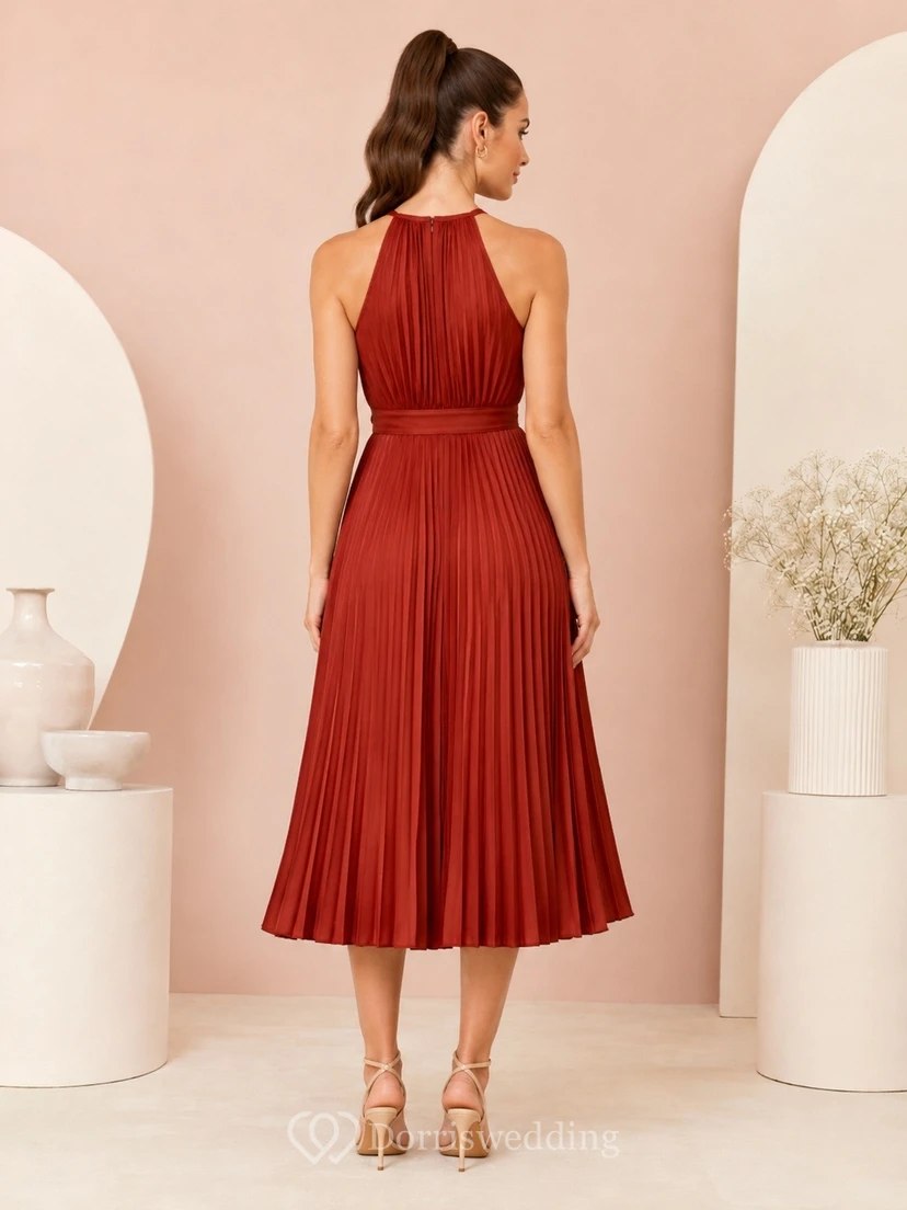 Vestido formal clásico rojo de gasa con escote halter, sin mangas y corte en A, largo hasta la rodilla. view 2