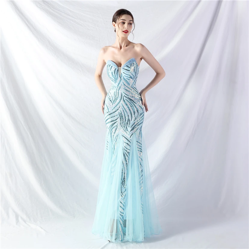 Schwer gearbeitetes, perlenbesetztes Abendkleid aus Netzgewebe mit superdichter Paillettenbesatz view 65