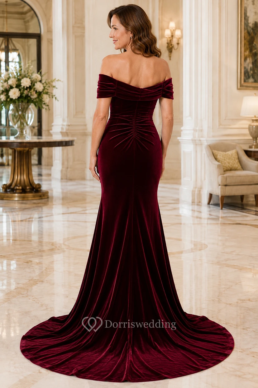 MOB-Kleid aus burgunderrotem Samt, Meerjungfrauenstil, kurze Ärmel, schulterfrei, Schleppe, gerafft view 2