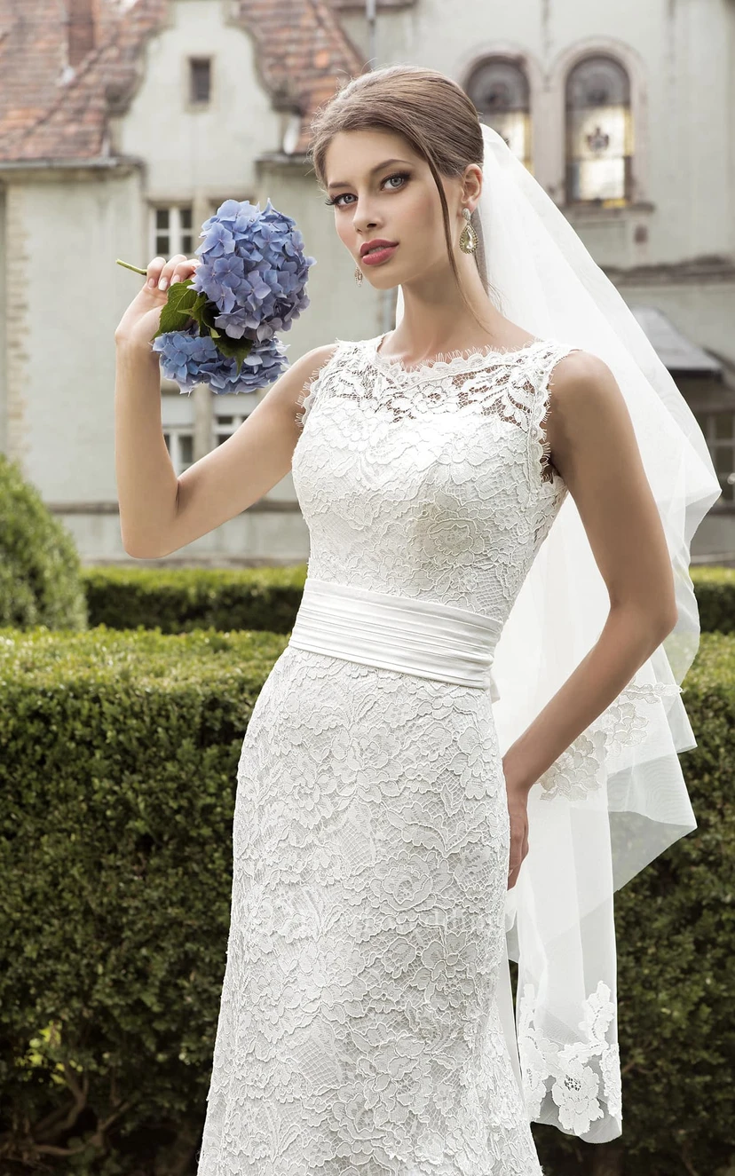 Robe de mariée fourreau sans manches en dentelle, ornée d'un col bijou et d'une taille froncée view 2