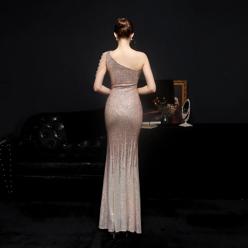 Robe de soirée longue et moulante à sequins colorés, confectionnée avec soin, idéale pour une célébrité ou une fête. Robe de mariée sexy et cintrée, confectionnée avec des paillettes colorées et lourdes. Robe de mariée longue et moulante, parfaite pour une occasion spéciale. view 46