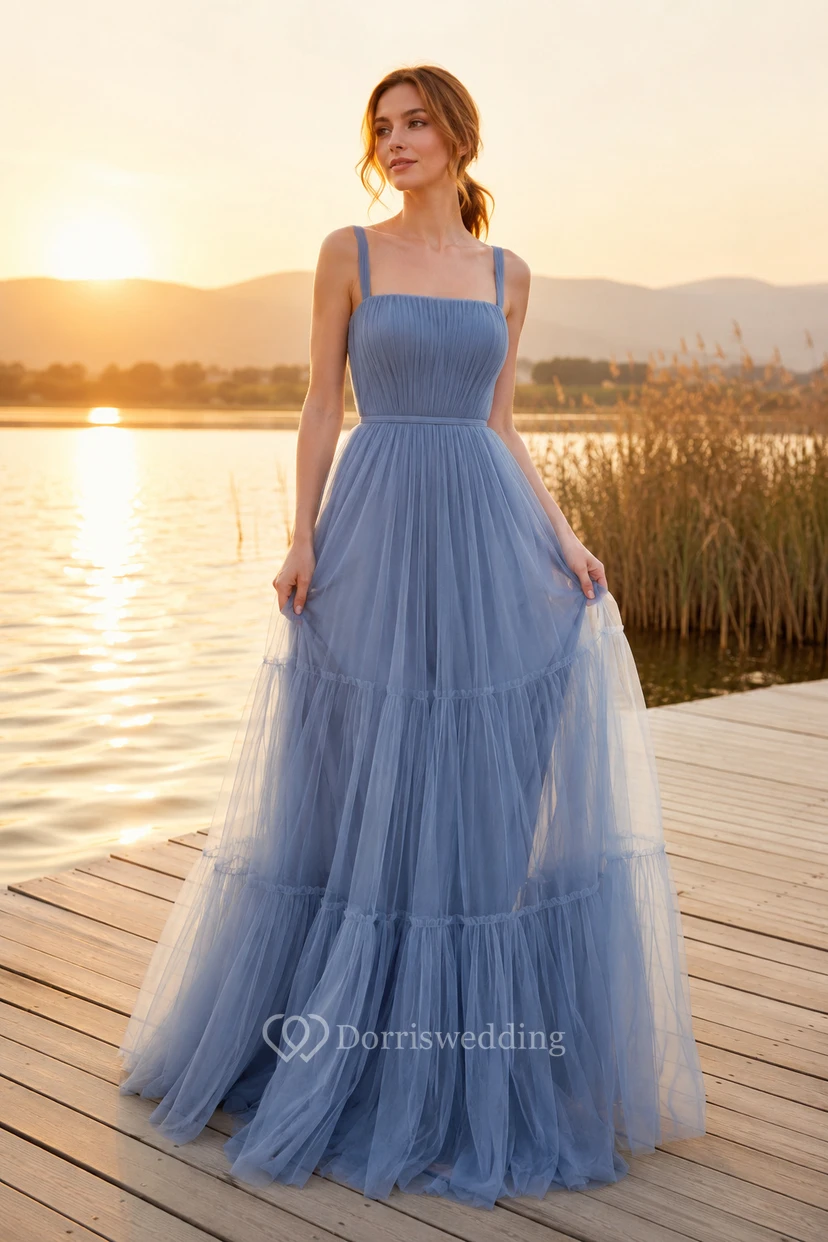 Robe de soirée bleu acier en tulle, col carré, coupe trapèze, jupe à volants au sol
