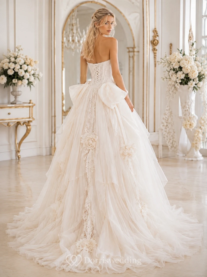 Vestido de novia romántico sin tirantes, corte en A, de tul con volantes, color marfil view 2