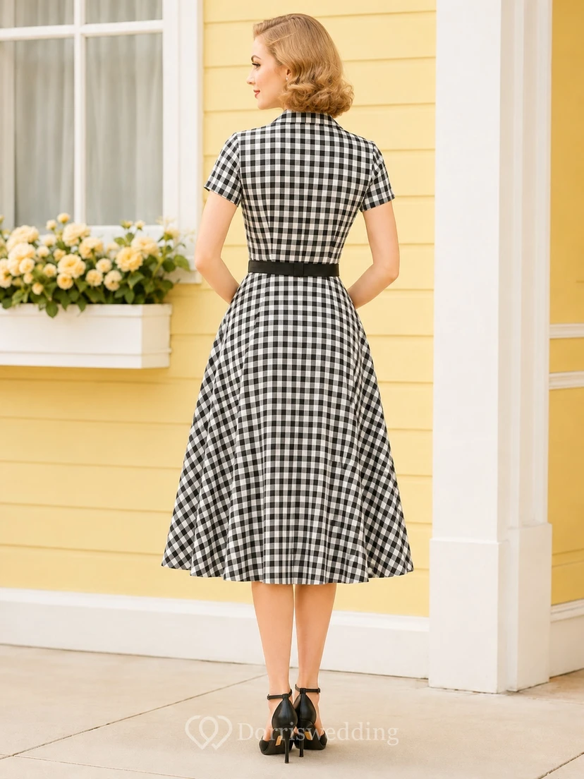 Robe vintage trapèze à carreaux vichy noirs et blancs, col cranté, manches courtes et longueur thé view 2