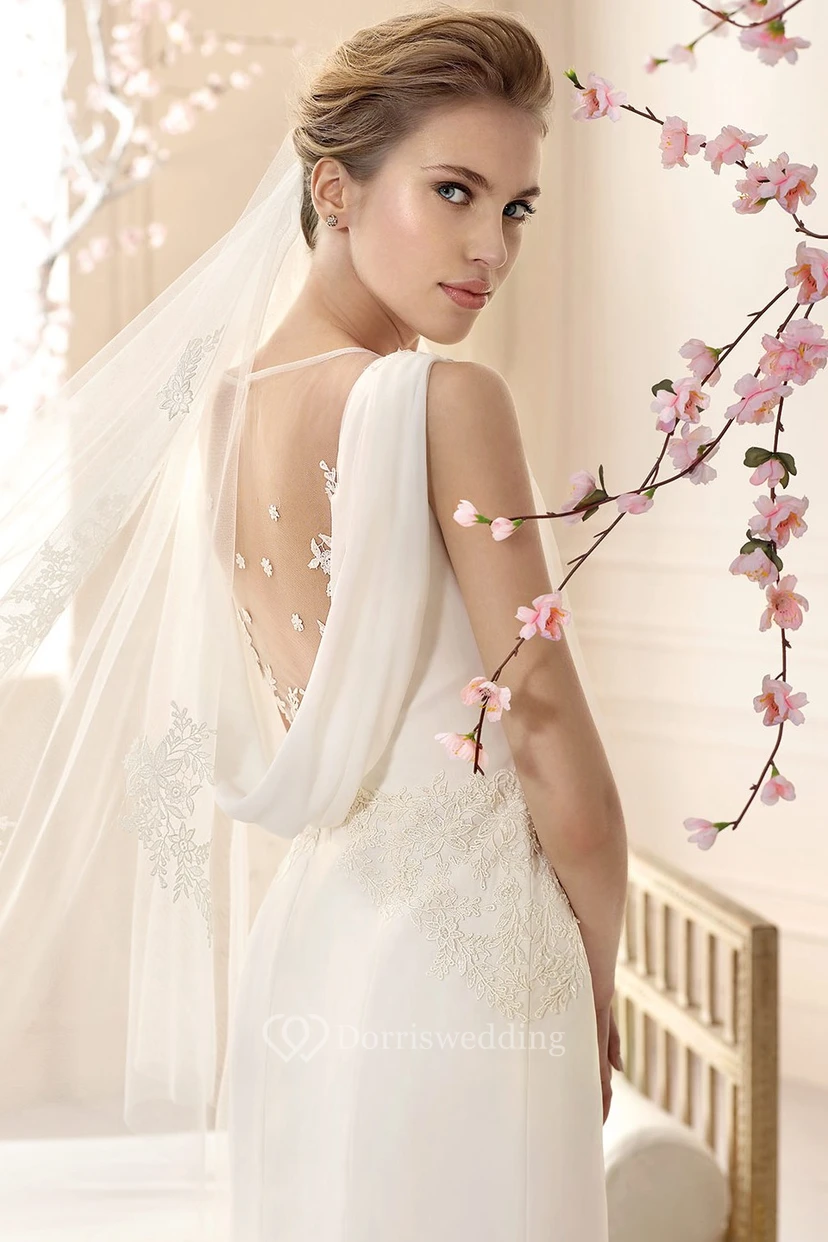 Vestido de novia sencillo de gasa, largo hasta el suelo, con cuello drapeado y apliques. view 4