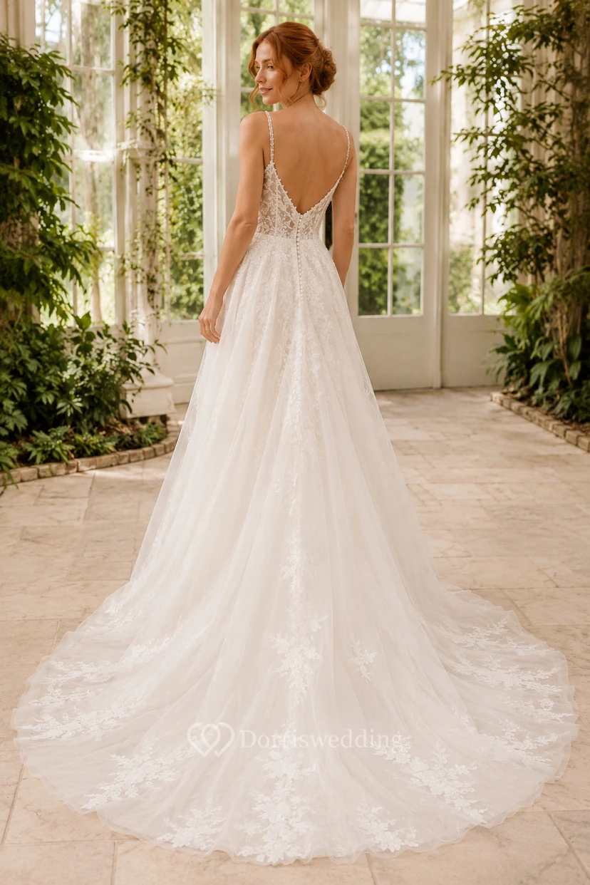 Robe de mariée en tulle coupe A avec corsage en dentelle à col en V et dos nu view 2