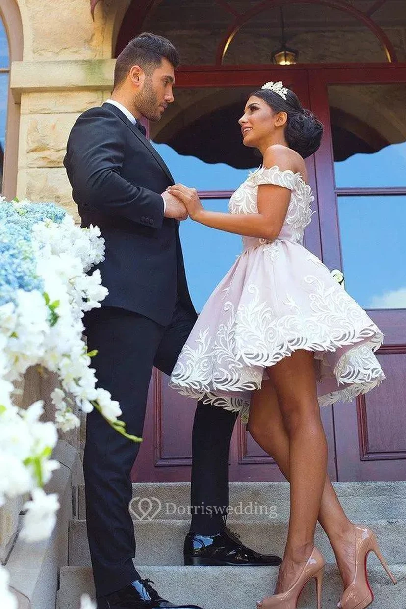 Ärmelloses, kurzes Mini-Abendkleid in A-Linie mit Spitze, schulterfrei, Reißverschluss.