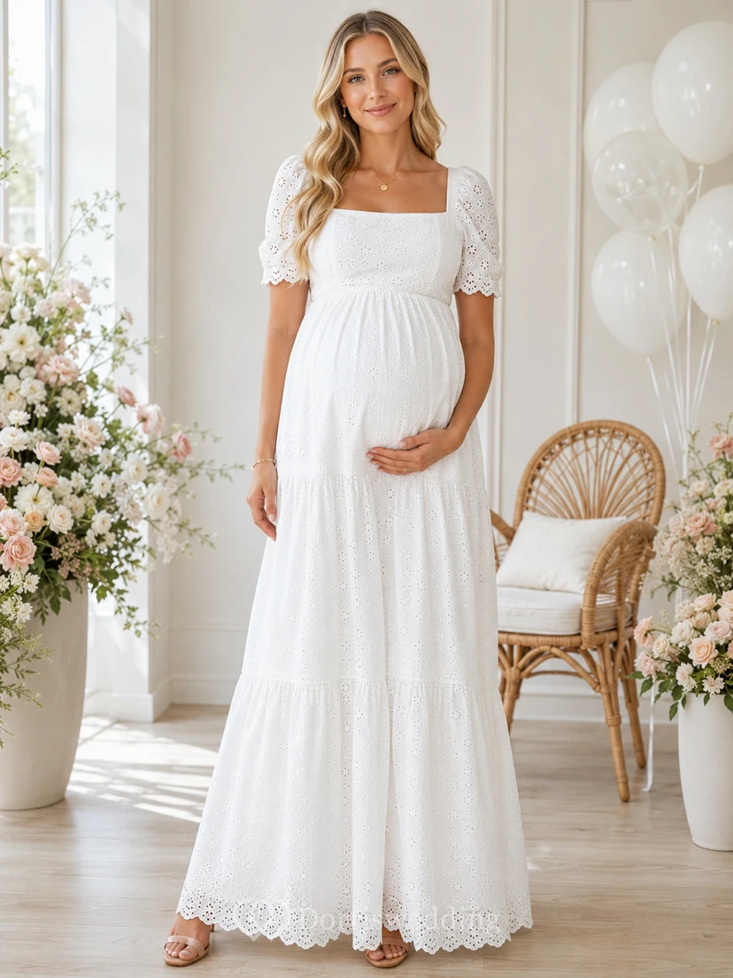 Vestido largo blanco de maternidad con cuello cuadrado, encaje calado y mangas cortas escalonadas.