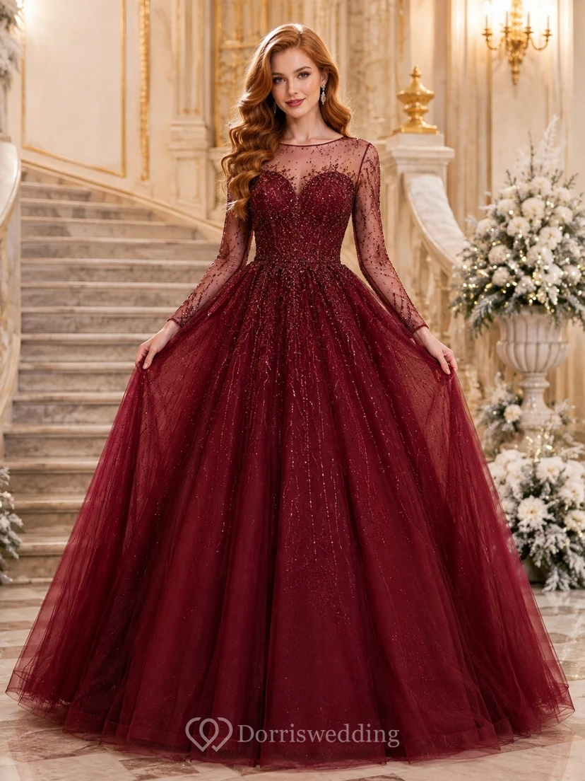 Burgunderfarbenes, bodenlanges Ballkleid aus Spitze und Tüll mit Rundhalsausschnitt, langen Ärmeln und elegantem Schnitt – perfekt für festliche Wintertage