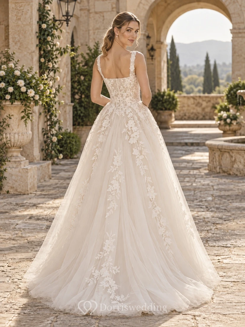 Robe de mariée trapèze en tulle à encolure carrée, ornée d'appliqués floraux et d'une traîne, avec col carré et traîne. view 2