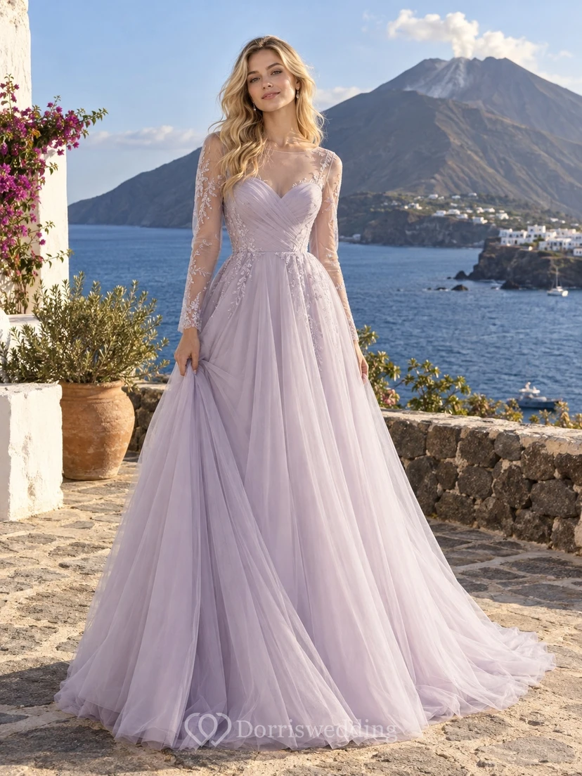 Vestido de novia de corte A con cuello joya, tul y satén, manga larga y cola de encaje, color lavanda.