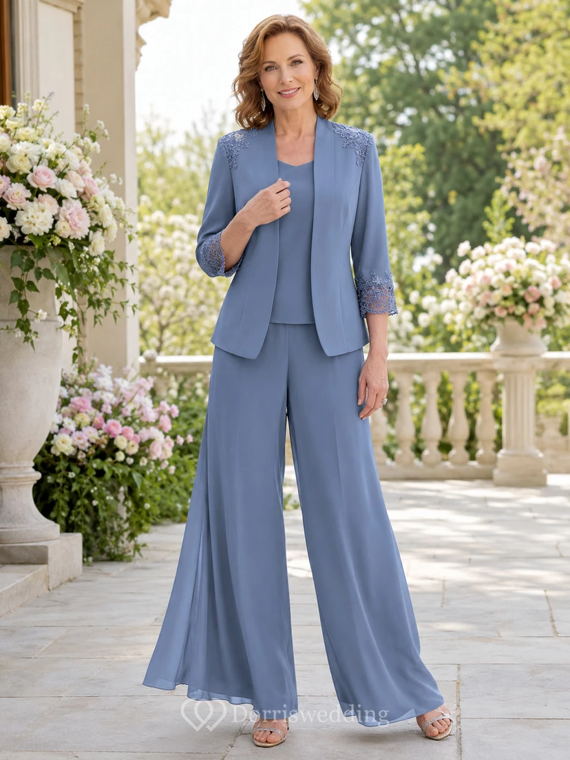 Eleganter, schieferblauer Palazzo-Hosenanzug für die Mutter der Braut mit taillierter Dreivierteljacke mit Rundhalsausschnitt und Spitzenmanschetten sowie fließender, weiter Hose.