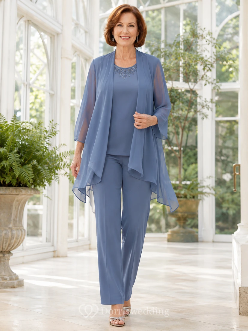 Stahlblauer, moderner Hosenanzug mit Rundhalsausschnitt, abnehmbarer asymmetrischer Chiffonjacke und geradem Bein – perfekt für die Mutter der Braut.
