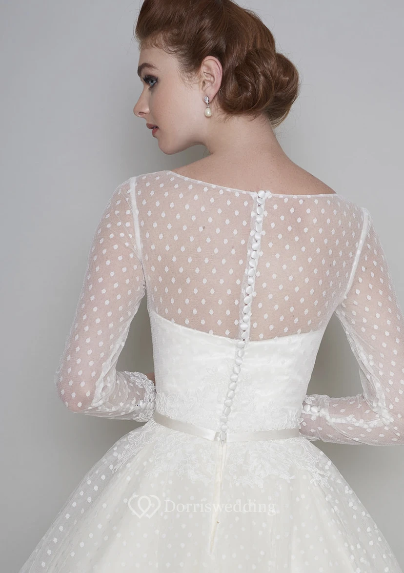 Vestido de novia vintage de tul con escote barco y corazón, manga larga y largo hasta la rodilla view 4