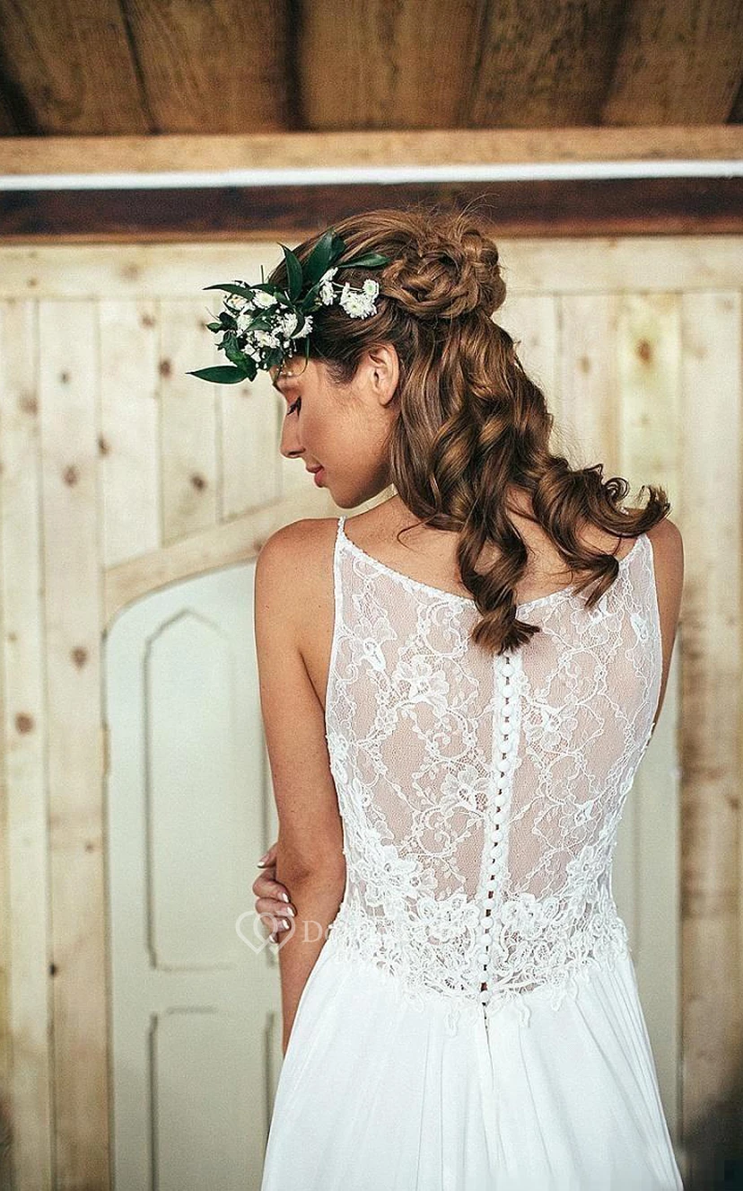 Robe trapèze à fines bretelles spaghetti, décolleté en V, plis cloche, traîne, bretelles boutonnées, en mousseline et dentelle view 2