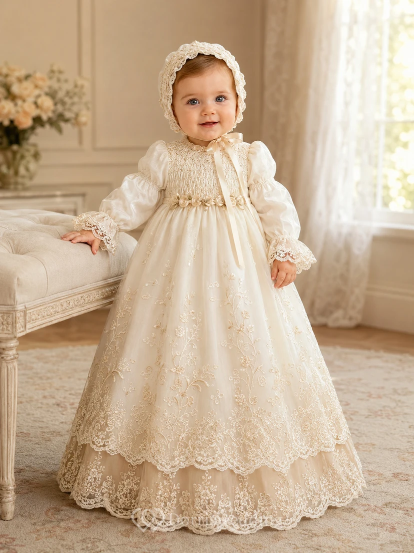 Vestido de bautizo/ceremonia de presentación de bebé, estilo vintage, color champán. Corte en A, largo hasta los tobillos, cuello alto, manga larga, tul, encaje, fajín con botones en la espalda.