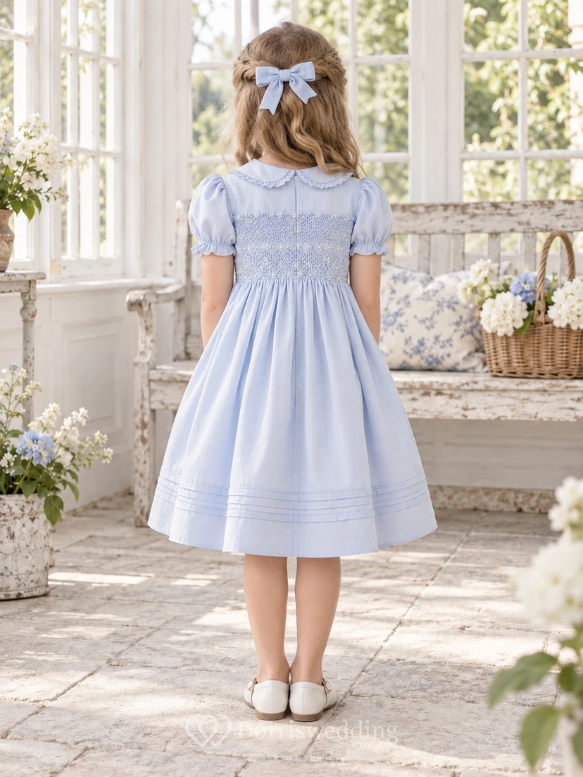 Vestido de niña de flores azul vintage hasta la rodilla, corte en A, mangas abullonadas, bajo fruncido con pliegues y cuello Peter Pan. view 2