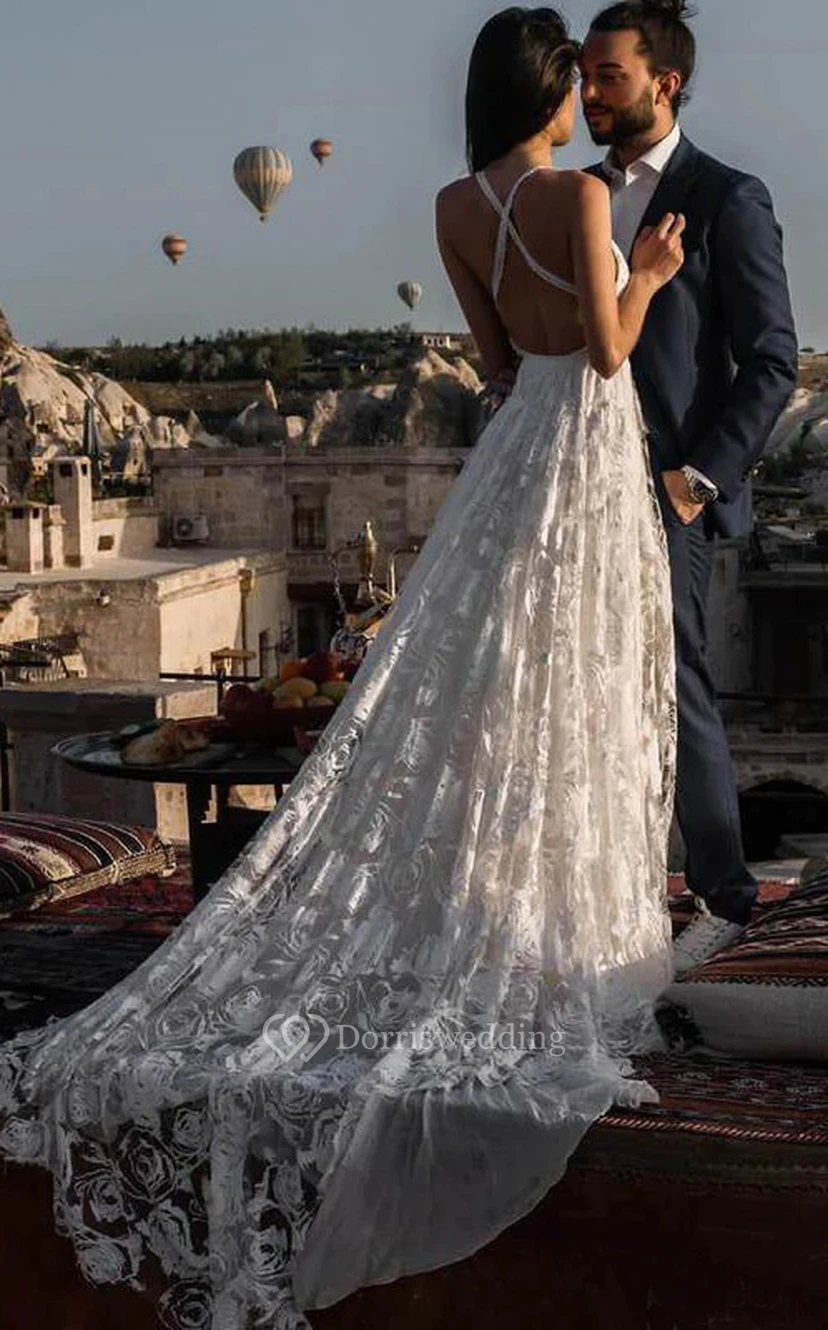 Robe de mariée en dentelle empire plissée, fendue sur le devant et à fines bretelles, style spaghetti, sans manches. view 2