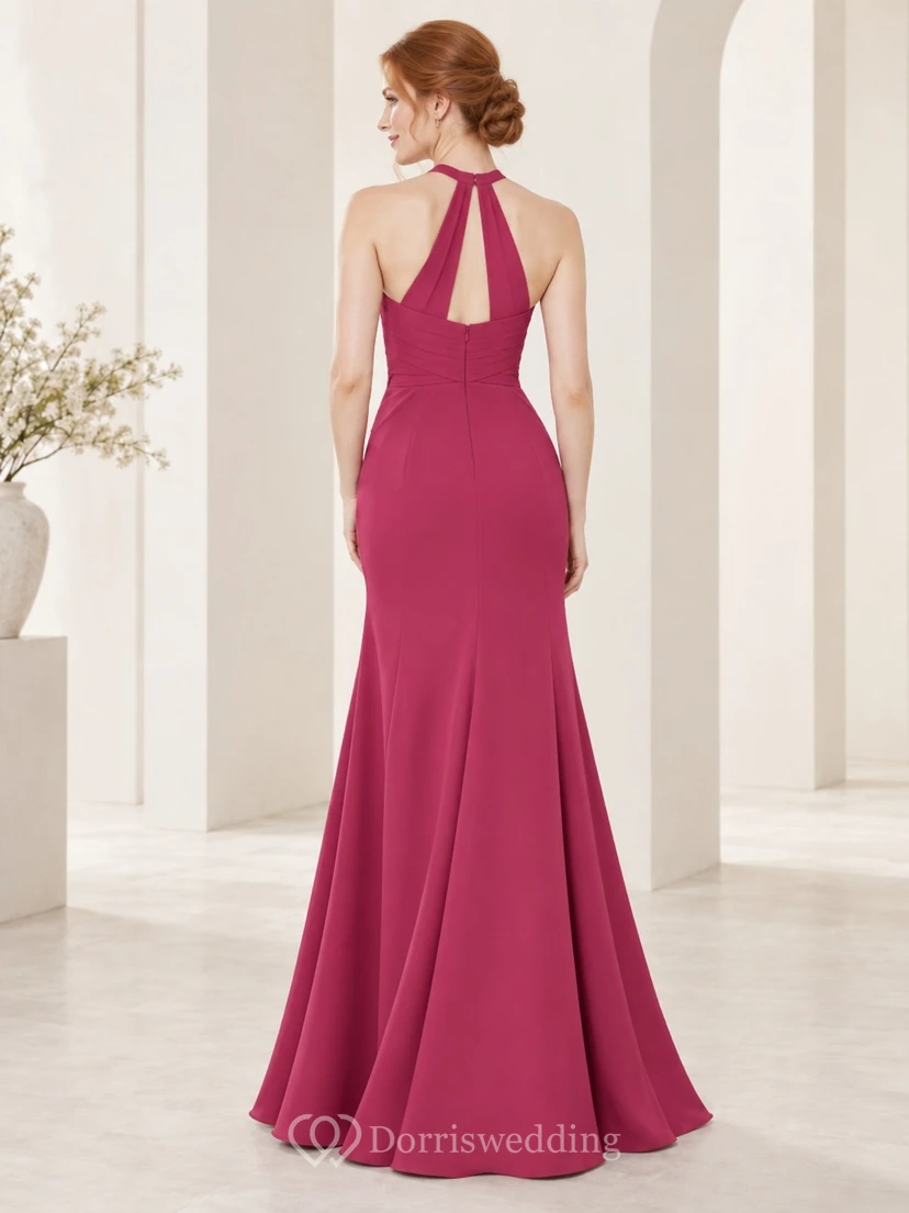 Einfaches, ärmelloses, tailliertes, langes Brautjungfernkleid im Meerjungfrauenstil mit Himbeer-Neckholder und gerafftem Schlüssellochausschnitt view 2