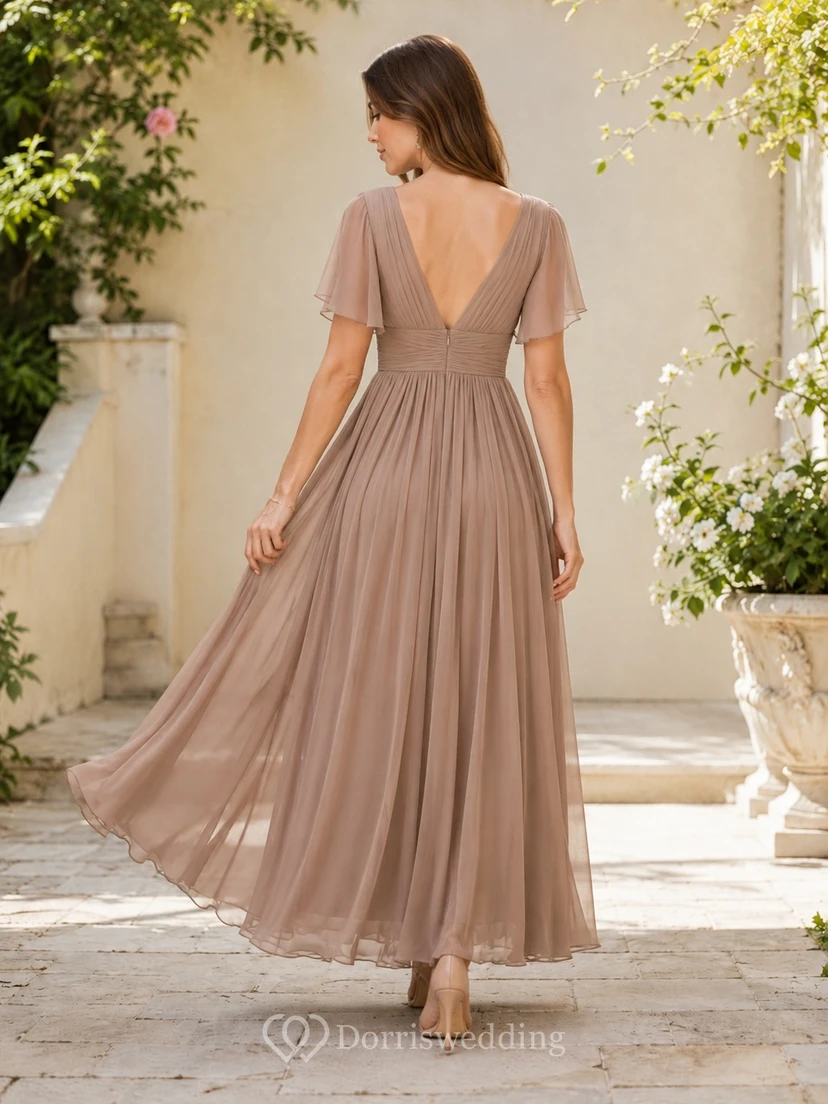 Robe d'invitée romantique et sobre en mousseline taupe, col en V, manches papillon, coupe empire, longueur cheville, en mousseline. view 2