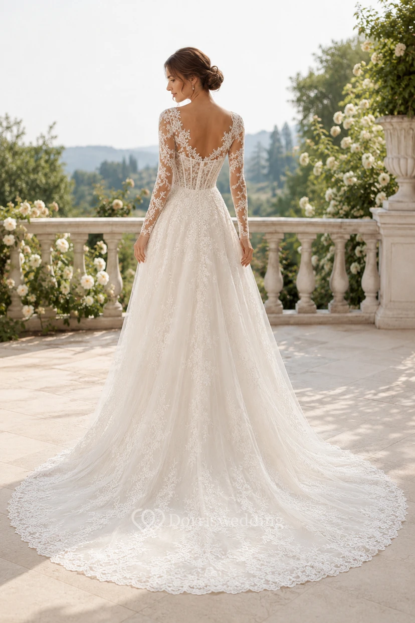 Robe de mariée en dentelle et tulle, coupe trapèze, bustier cœur, manches longues, traîne. view 2