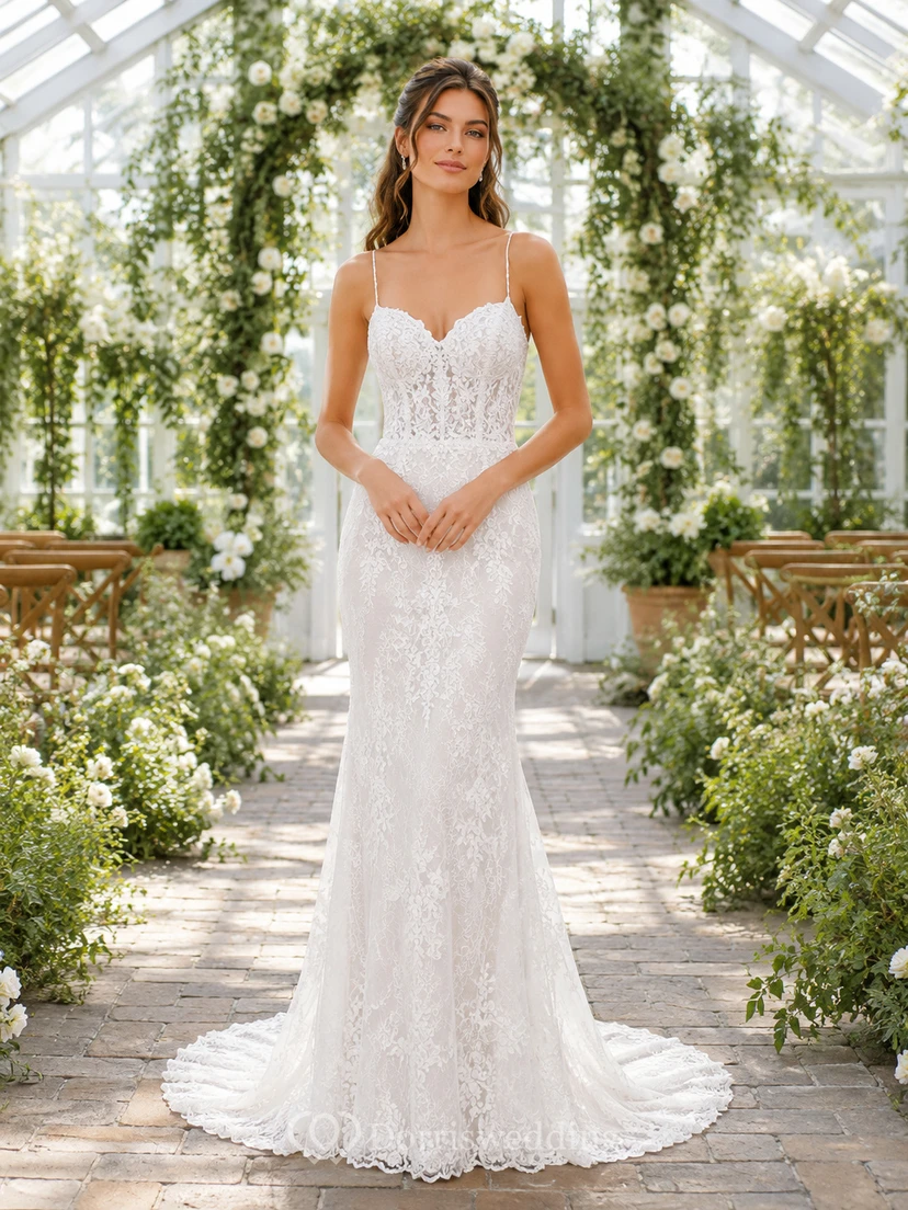Vestido de novia de corte sirena con escote corazón y tirantes finos de encaje estilo jardín.