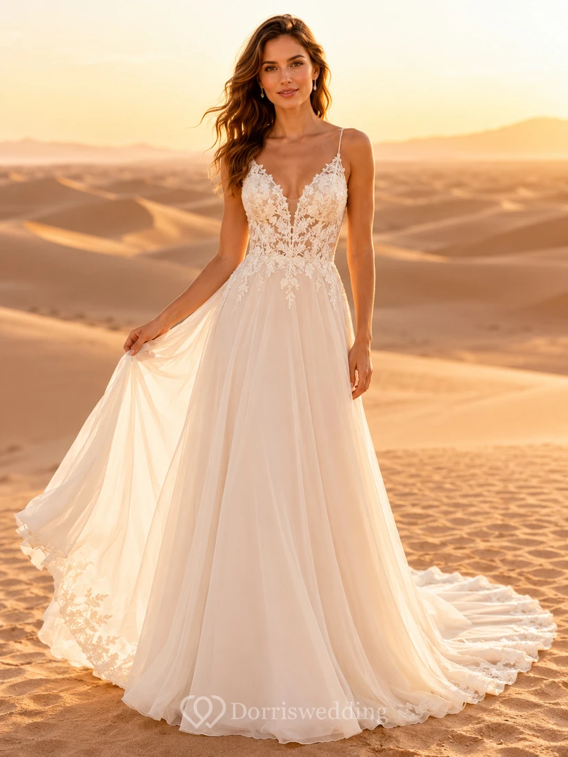 Vestido de novia de tul y encaje playero, corte en A, escote en V, sin mangas, cola de corte recto.
