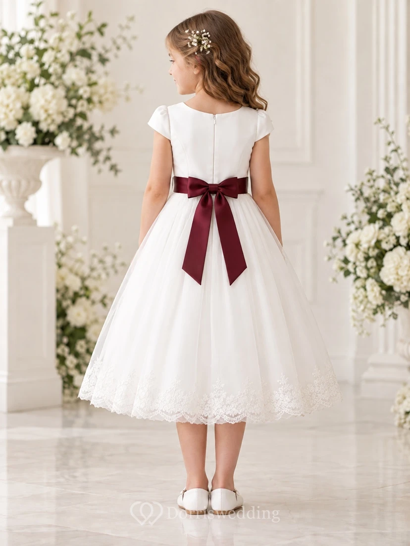 Vestido de niña de flores blanco de corte A, modesto, de tul, con mangas cortas, dobladillo de encaje y fajín burdeos. view 2