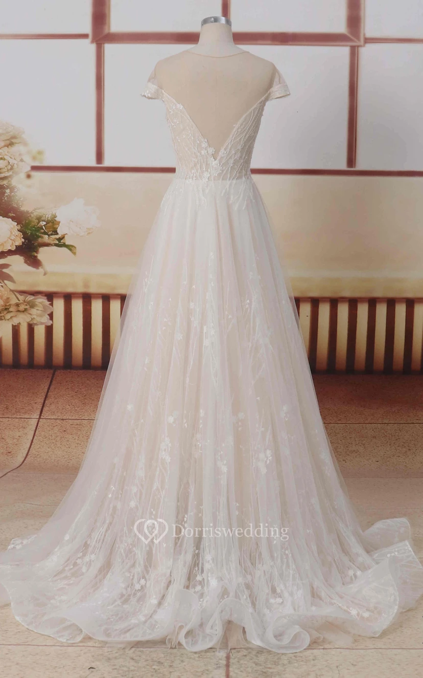Robe de mariée en tulle et dentelle, coupe trapèze, col rond, manches courtes illusion, dos illusion et plis view 2