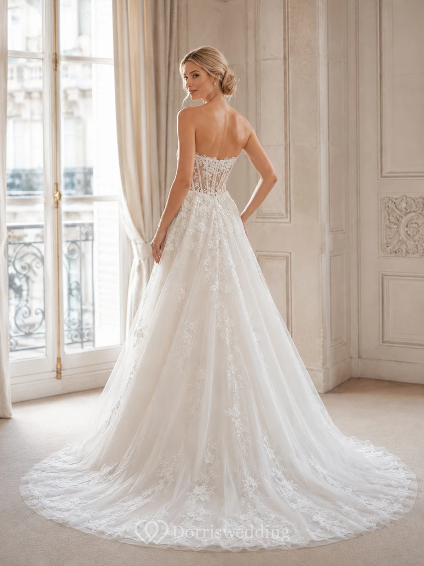 Robe de mariée Gallery Bridal impeccable en dentelle et tulle, bustier cœur, sans manches, coupe trapèze, traîne chapelle, ornée d'appliqués floraux. view 2