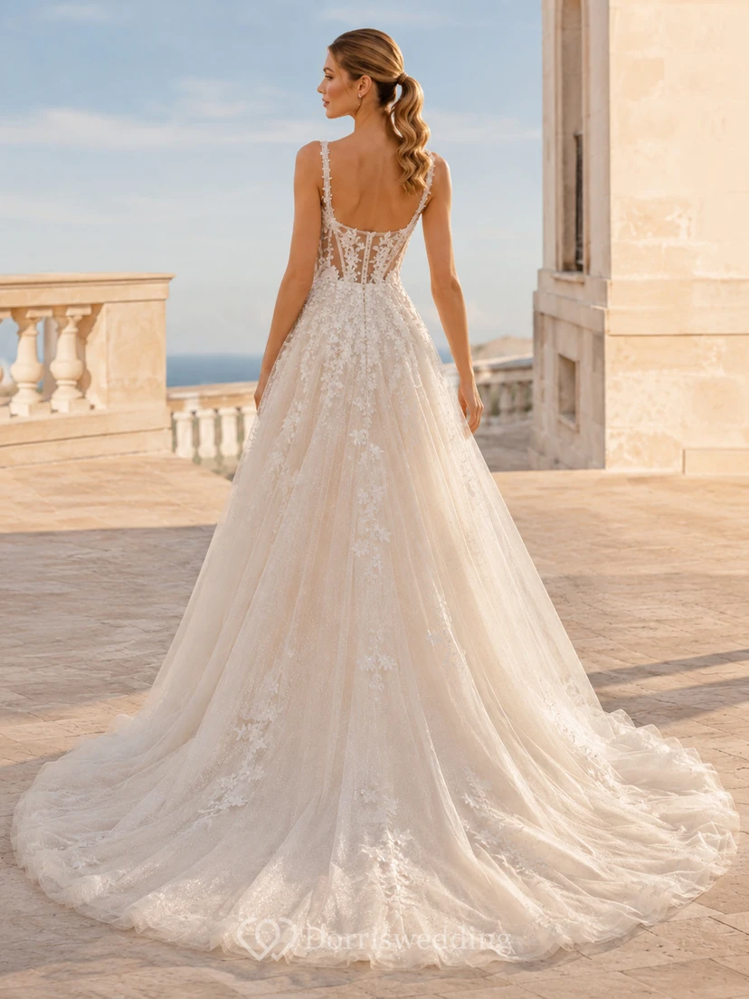 Robe de mariée de bal en dentelle et tulle enchanteresse, col carré, sans manches, coupe trapèze, traîne chapelle, ornée d'appliques. view 2
