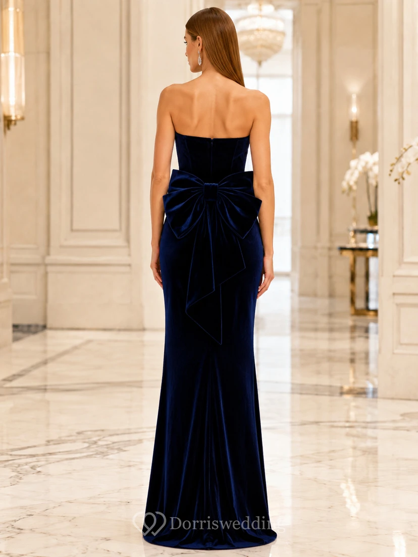 Vestido de noche de corte columna sin tirantes de terciopelo azul marino oscuro con lazo view 2