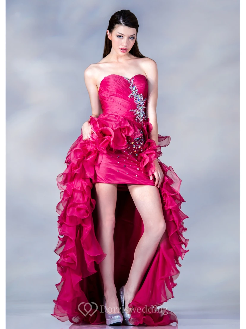 Ärmelloses A-Linien-Kleid aus Organza mit asymmetrischem Saum, gekreuzten Trägern und Perlenstickerei.