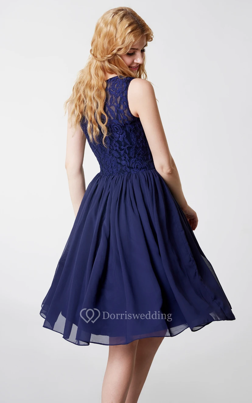 Robe glamour en mousseline plissée, longueur genou, col rond et ceinture en satin. view 2