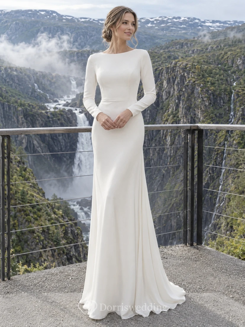 Vestido de novia de crepé de manga larga con escote barco discreto, espalda cubierta y cola.