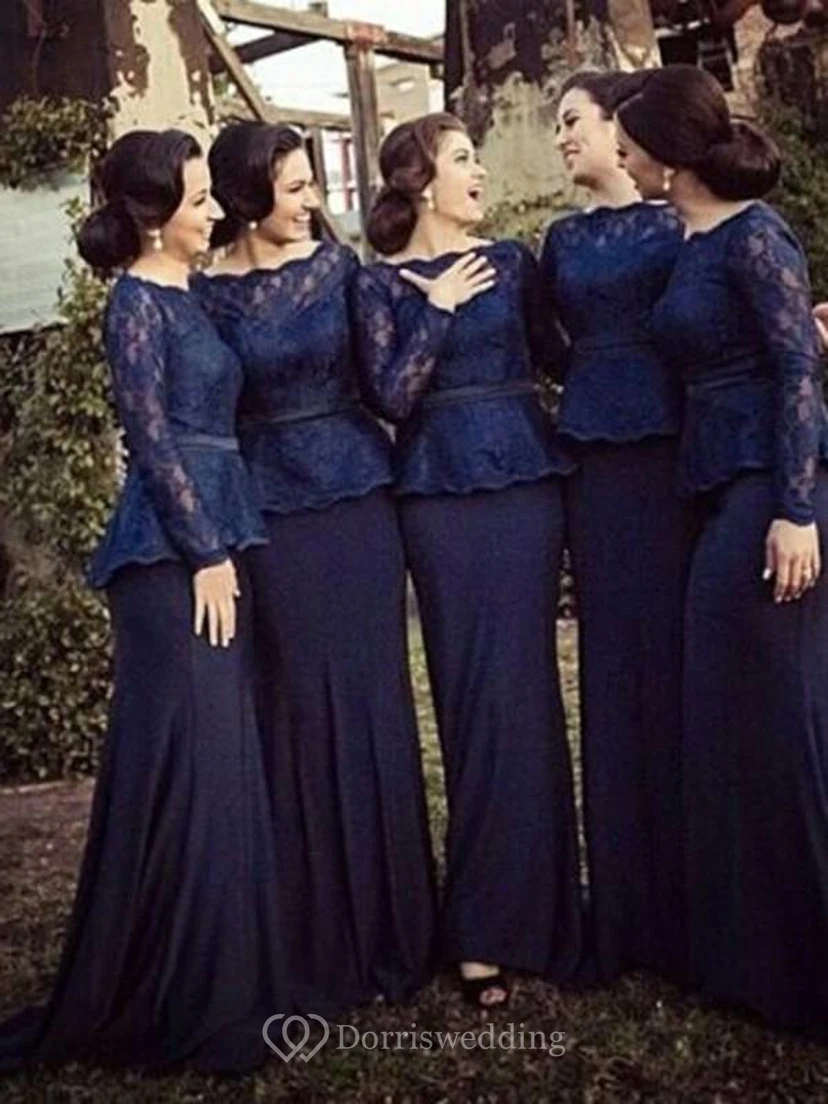 Robe de demoiselle d'honneur bleue en mousseline de soie et dentelle, manches longues et traîne, style fourreau, coupe bateau.