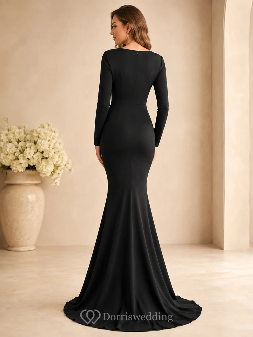 Vestido formal largo de crepé negro con escote barco y mangas ilusión, estilo sirena. view 2