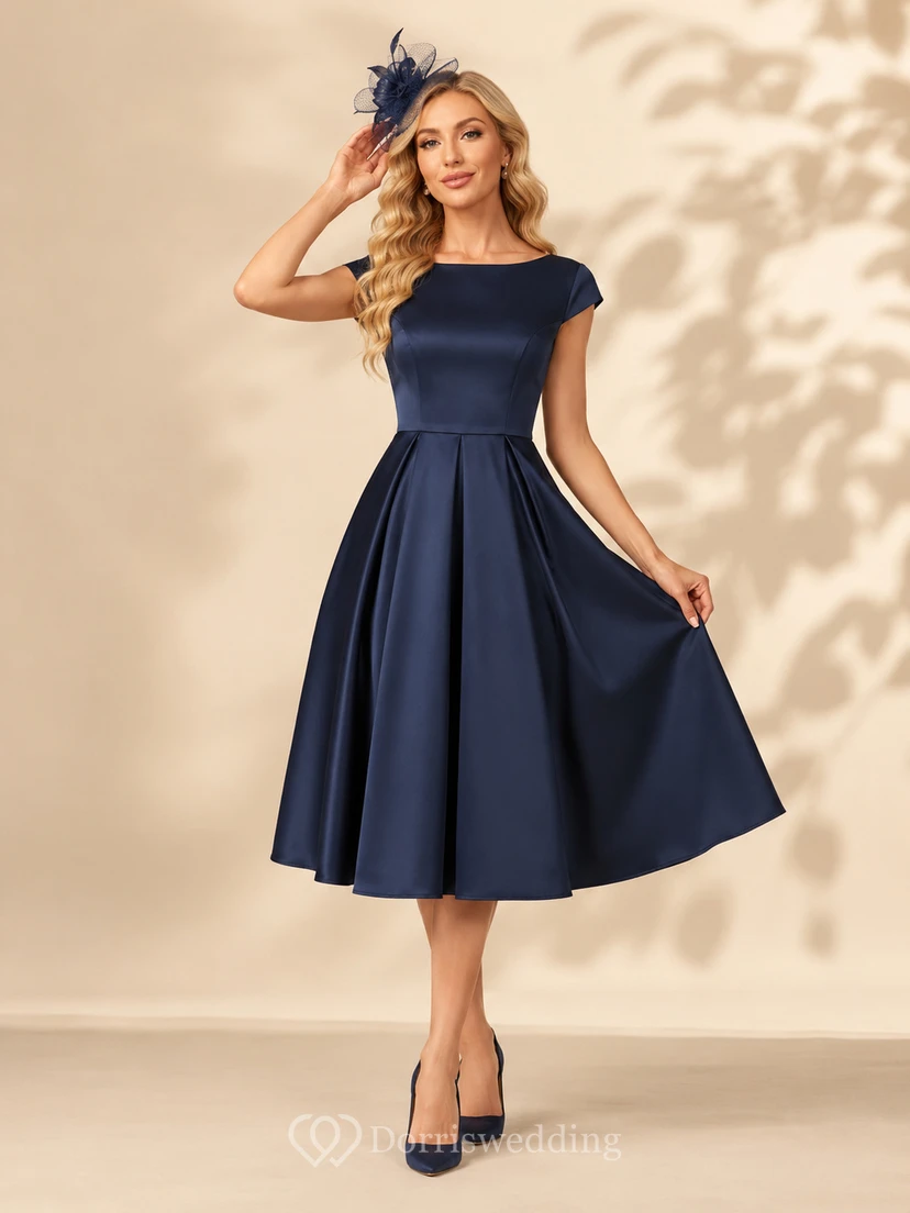 Robe trapèze bleu marine à manches bateau et ourlet mi-longue en satin.